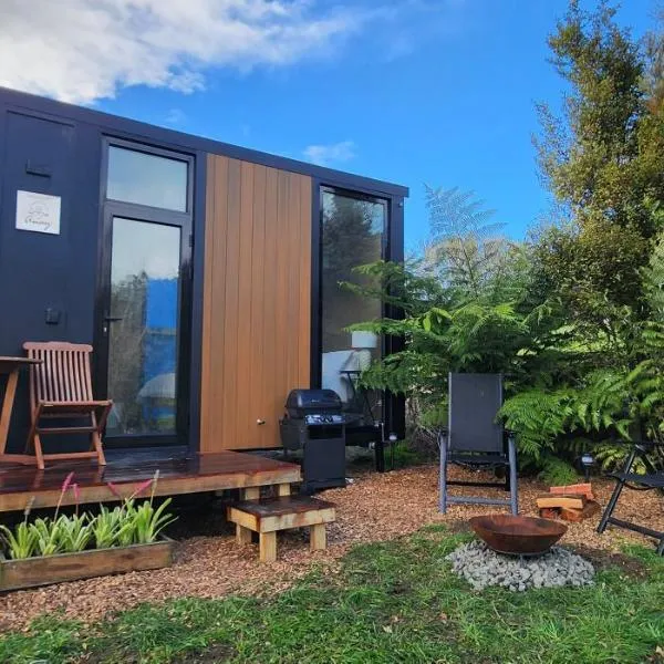 Cozy Cabin2 with outdoor Bath at Dairy Flat Farm，位于Waimauku的酒店