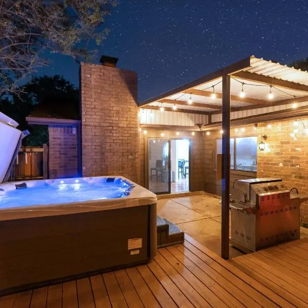 3 bed home with Luxury Hot Tub, Deck, Wifi and Arcade Games，位于休斯顿的酒店