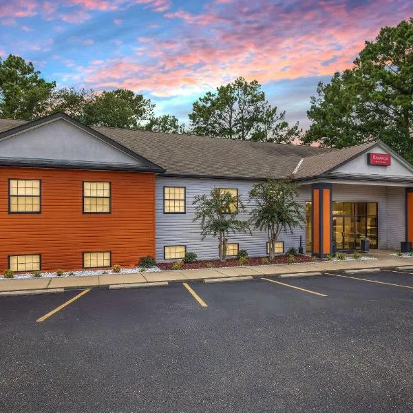 Ramada by Wyndham Studio Suites Dothan，位于多森的酒店
