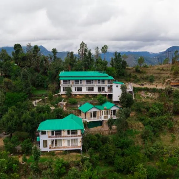 Shree Parijat Resort At Mukteshwar Hill Station with Himalayan View，位于穆克缇斯瓦的酒店