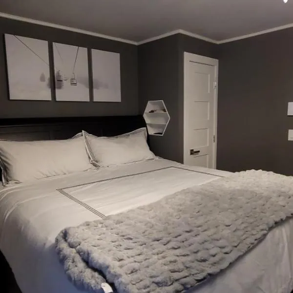 Ski Condo with Garage Parking and Pool，位于基灵顿的酒店