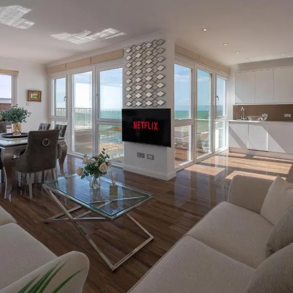 On The Beach Penthouse with Sea View - 3 bedrooms - Roof Balcony - Spa, Sauna, Gym and Pool - Sleeps 6，位于布莱顿霍夫的酒店