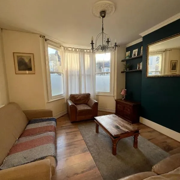 4 Bedroom house, close to the O2 and Greenwich，位于霍尔斯特德的酒店