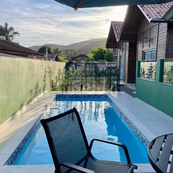 Chalés Costa Esmeralda Com Piscina , Bombinhas，位于邦比尼亚斯的酒店