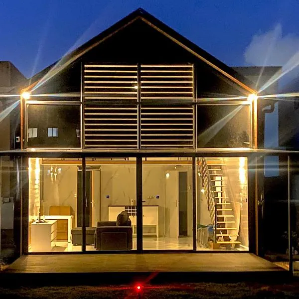 Luxury Home with Garden Oasis，位于卡特勒博尔纳的酒店