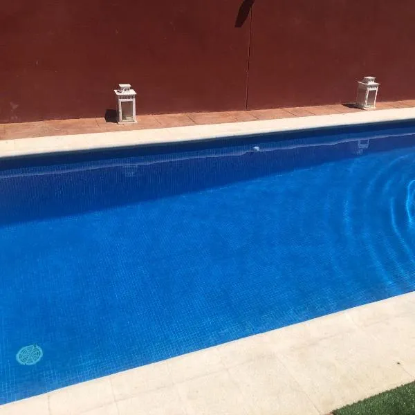 Villa Cedillo con piscina privada y barbacoa cerca Puy du Fou y Parque Warner，位于Cedillo del Condado的酒店