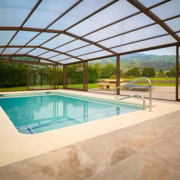 Piscina climatizada y cubierta 365 dias en Casa Rural con Encanto El Puentuco una de las casas mas valoradas de Cantabria，位于Alceda的酒店