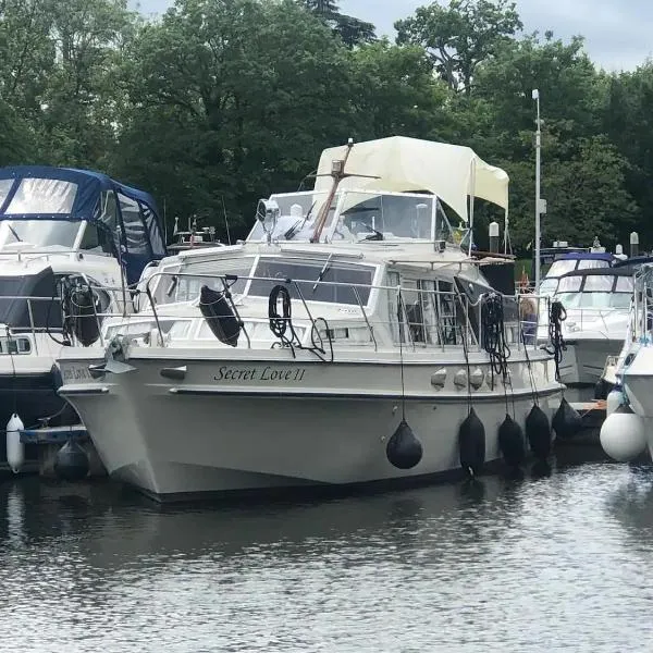 Riverside Boat Retreat on the river Thames，位于温莎的酒店