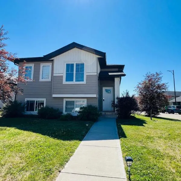 Sylvan Lake Retreat I 122A Hinshaw Drive, Sylvan Lake，位于西尔万湖的酒店