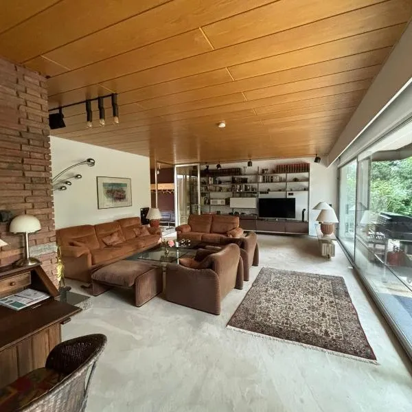 Großzügiges Architektenhaus in Kronberg，位于陶努斯山区克龙贝格的酒店