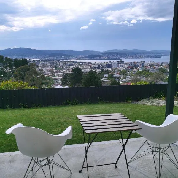Hobart Retreat with City and Water View，位于West Hobart的酒店