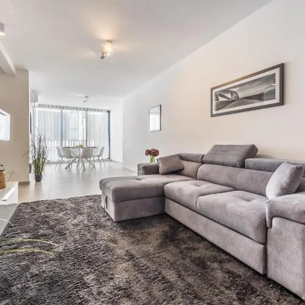 Restful Retreat Modern apartment & large spaces，位于姆西达的酒店