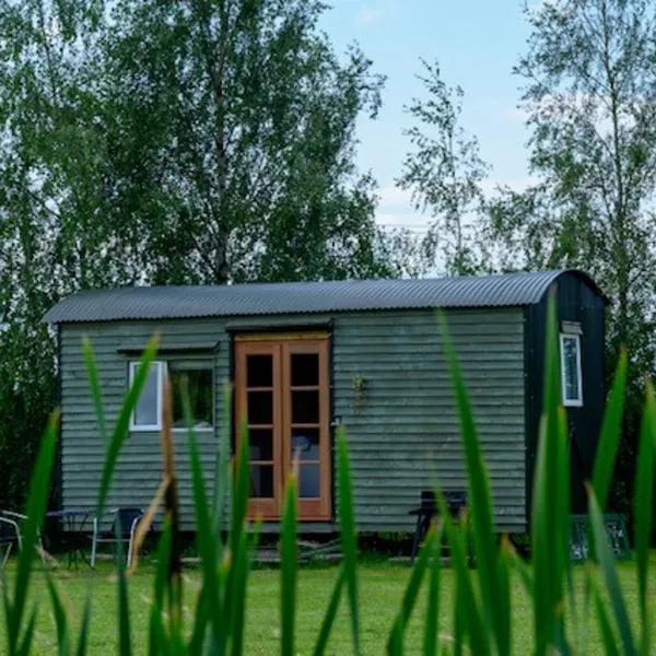 Lakeside Shepard's Hut 'Sanderling'，位于Bishampton的酒店