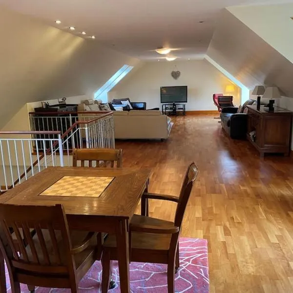 Dalfaber House Luxury holidays in the Highlands，位于阿维莫尔的酒店