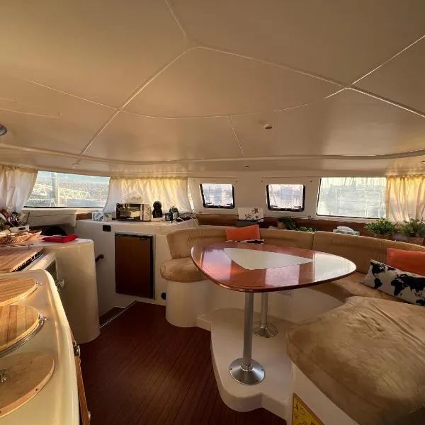Catamaran Corto Maltese III，位于里斯本的酒店