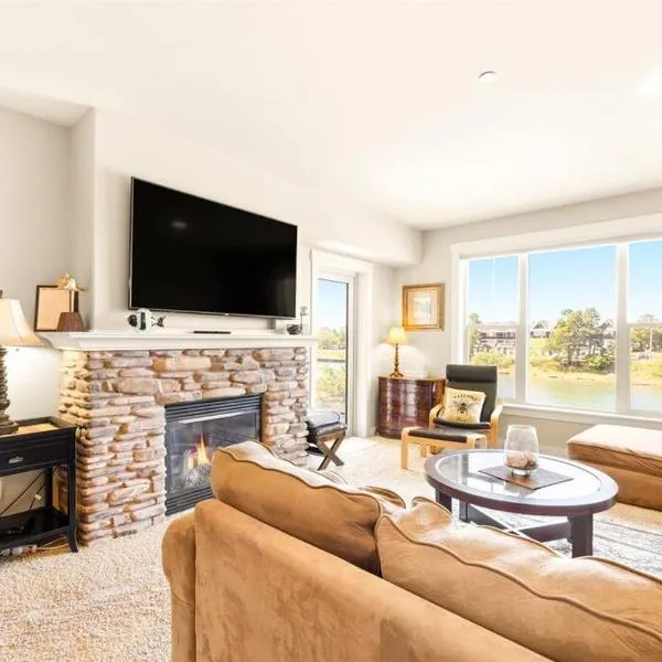 Seaside Waterfront condo walking to downtown and beach，位于西塞德的酒店