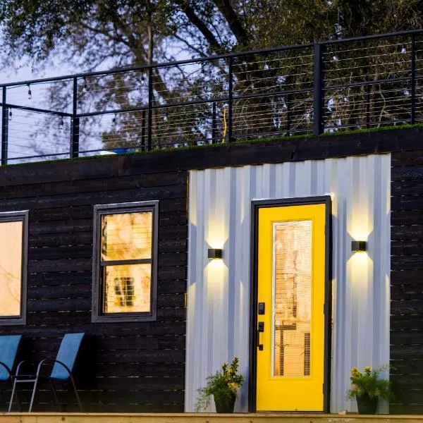 The Zephyr Modern Luxe Container Home，位于Bellmead的酒店