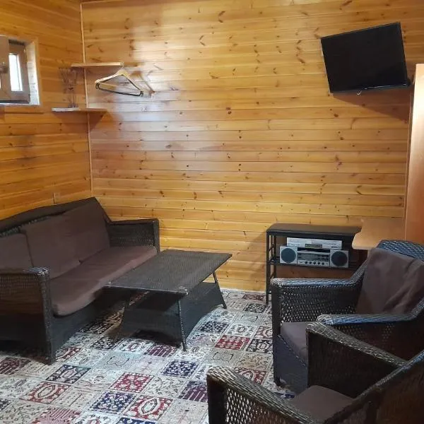 Wooden room in garden house，位于纳希切万的酒店