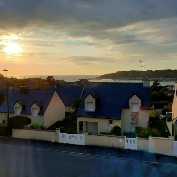 Erquy, vue mer, centre, plages & commerces a pieds，位于厄尔奇的酒店