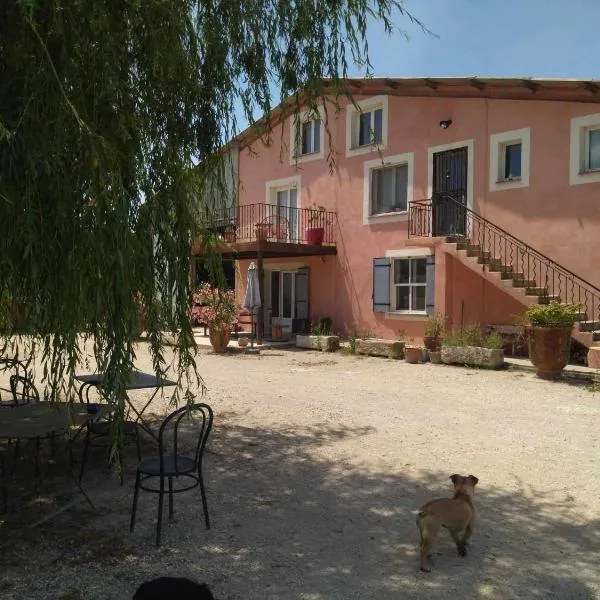 Ecurie Le Pas du Loup，位于Caumont-sur-Durance的酒店