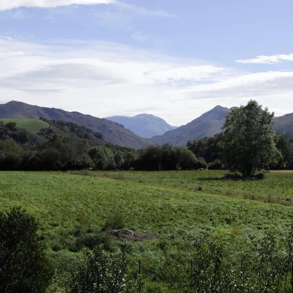 Gîtes Jara et Mendia, Maison Eguzki-Lore, Saint-Jean-Pied-de-Port, Pays Basque，位于圣让皮耶德波尔的酒店