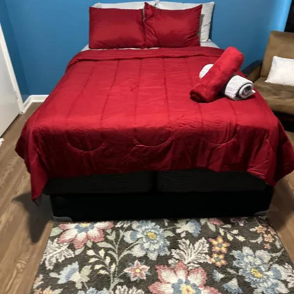 Fidelia Garnet Room, Queen Bed Minutes from Newark Liberty International Airport and Newark Penn Station，位于纽瓦克的酒店