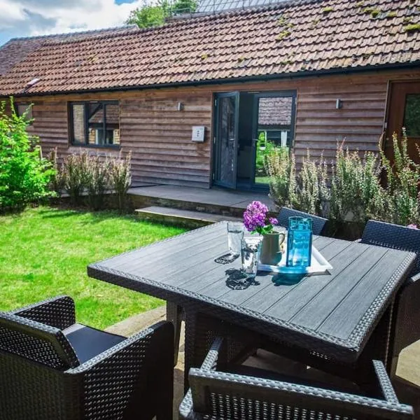 cosy cottage on banks of River Wye，位于蒙默思的酒店