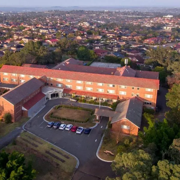 Mary MacKillop Spirituality Centre Baulkham Hills，位于保尔罕希尔斯的酒店