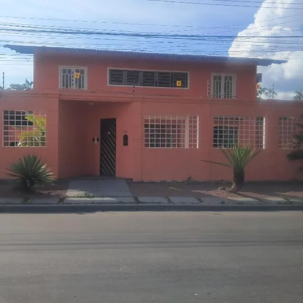 Casa Rosa Suites de Hóspedes，位于Iranduba的酒店