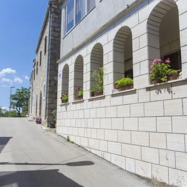 Beachfront Apartments Andrijević，位于布里斯特的酒店