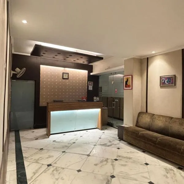 status business hotel，位于坎普尔的酒店