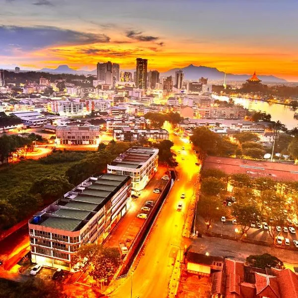 Riverine High Floor Luxury Stay 4 pax Waterfront View from Balcony，位于古晋的酒店
