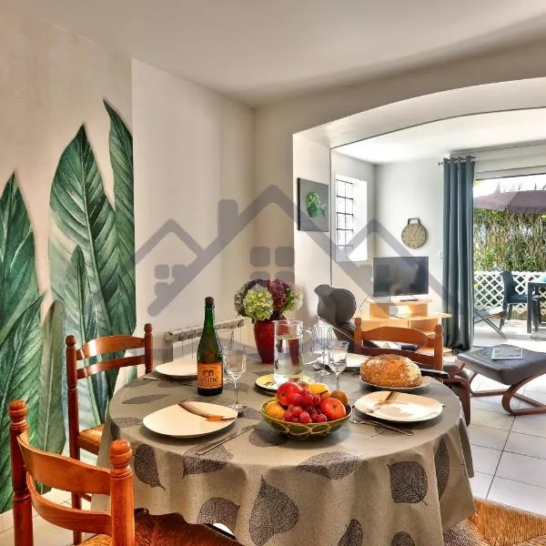 LocaLise - A02 - Appartement de plain-pied - terrasse - Juste à côté de la plage - Centre et port à pied - Wifi inclus - Draps inclus - Animaux bienvenus，位于Tréffiagat的酒店