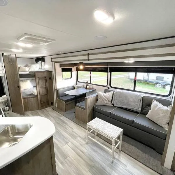 RV located on private property, providing access to the Guadalupe River, accommodates up to 5 guests，位于新布朗费尔斯的酒店