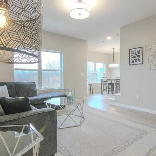 Cedar Falls Townhome - New Construction - 3 KINGS!，位于锡达福尔斯的酒店