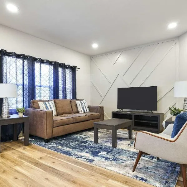 Timeless Beautiful Milwaukee Home Walking Distance to Downtown，位于密尔沃基的酒店