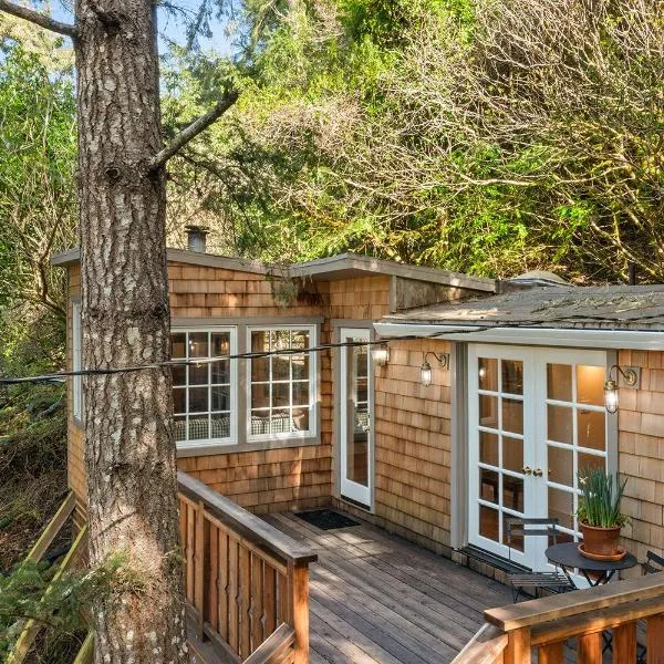 Luxury Riverview Cottage - walk to town & trails，位于Duncans Mills的酒店