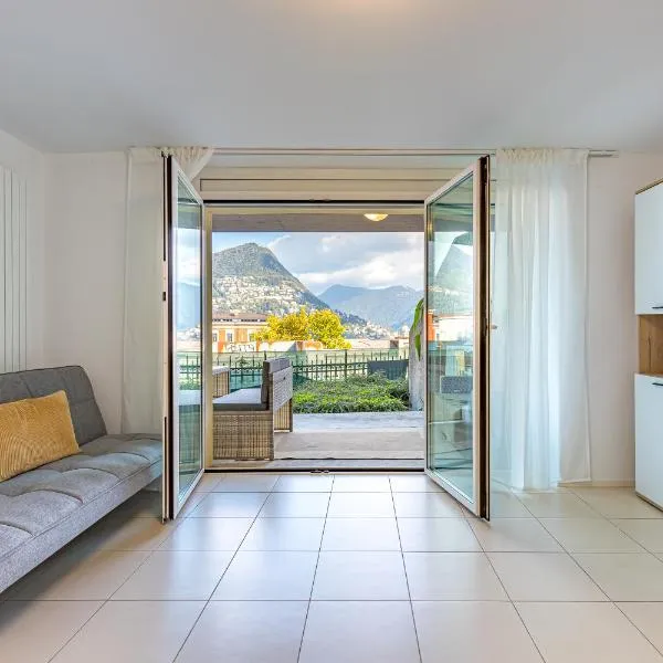 Imperial of Lugano 2 with a lake view and garden behind the station and 10 min from the lake of Lugano，位于Sessa的酒店