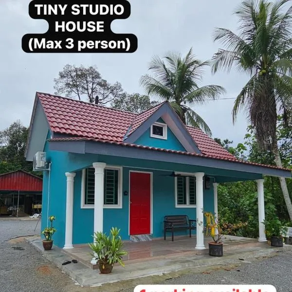 Atocha Tiny Studio House - Temerlok Terong, Perak - max 3 person only，位于Kampong Salak的酒店