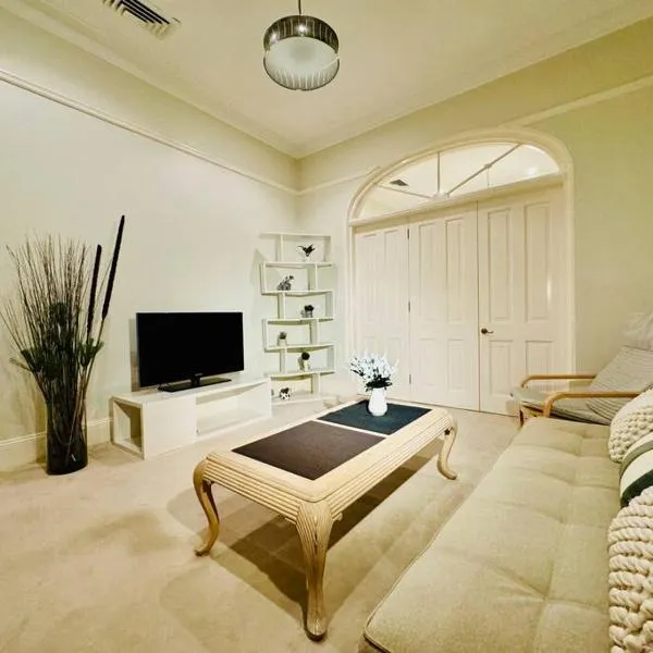 House 3 bedrooms 2 baths 2 parkings in Mosman，位于悉尼的酒店