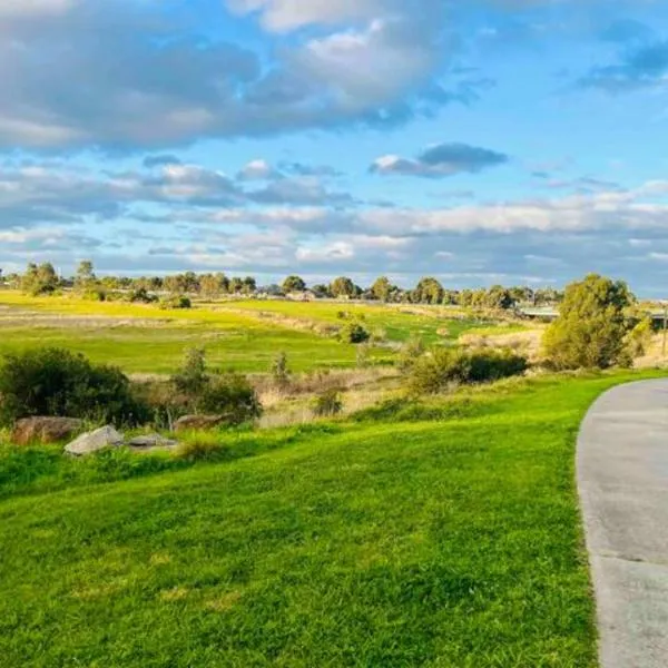 A spacious Vacation Home nearby Melbourne Airport，位于卡洛琳温泉的酒店