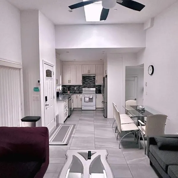 The warm and lovely coach home，位于温哥华的酒店