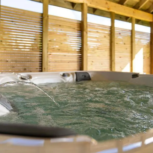 Large Family Home with Hot Tub or Jacuzzi, Log Burner，位于拜尔斯顿的酒店