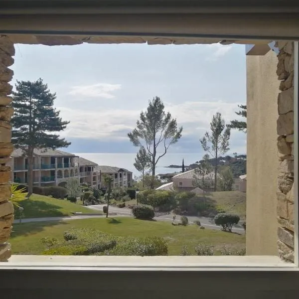 Complexe Cap Esterel village ,vue mer studio avec parking，位于阿盖的酒店