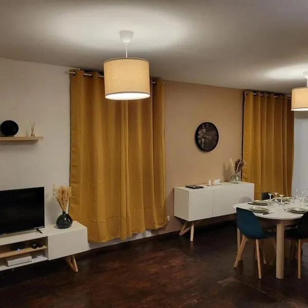 Charmant appartement en cœur de ville，位于阿尔芒蒂耶尔的酒店