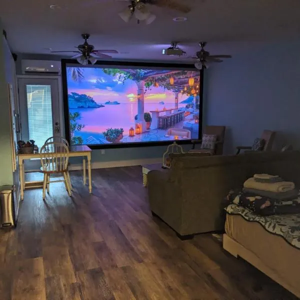 Cozy studio with movie theater, beach 5 min away，位于莫尔黑德城的酒店