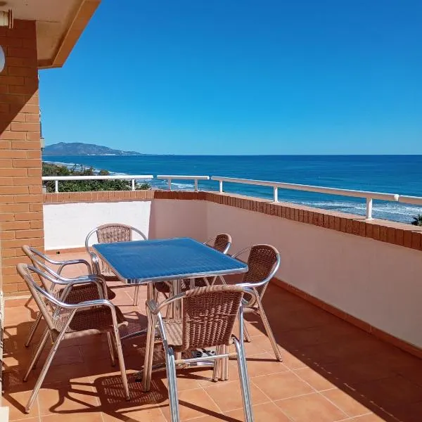 Apartamentos Danesp-Playa de les Amplaries Marina Dor- Frontales al Mar，位于La Estación的酒店