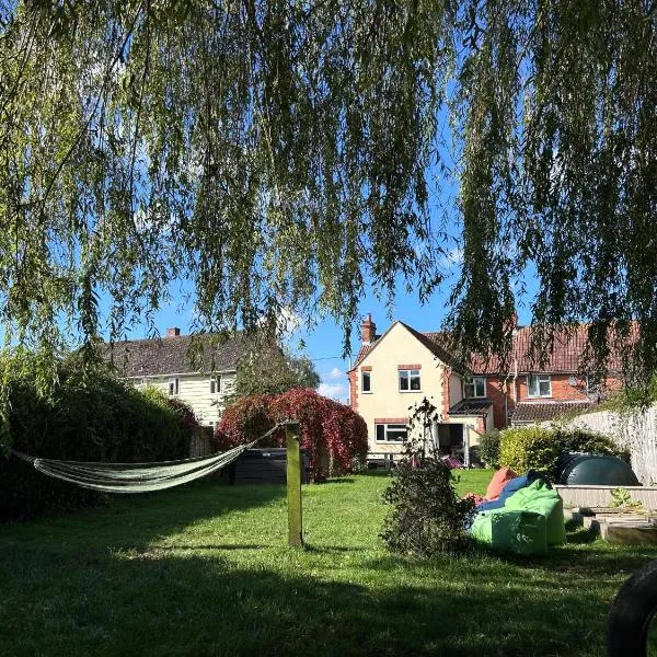 King Arthur's Rest House, Hot Tub & Garden Sleeps 10，位于South Cadbury的酒店