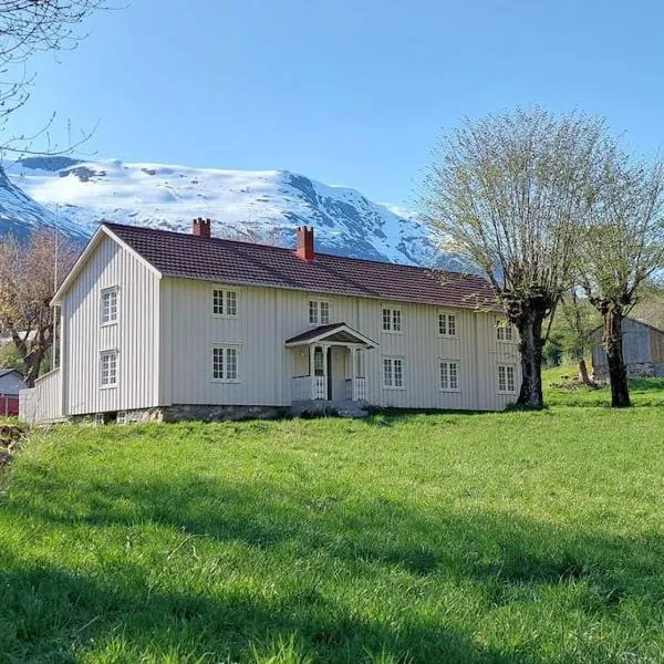 Jovollstua i Eresfjord med båt til leie，位于Øverås的酒店