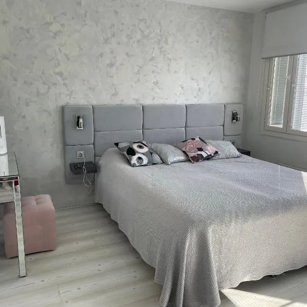 Modern 2 rooms apartment in the city centre, free parking, 55m2，位于诺基亚的酒店